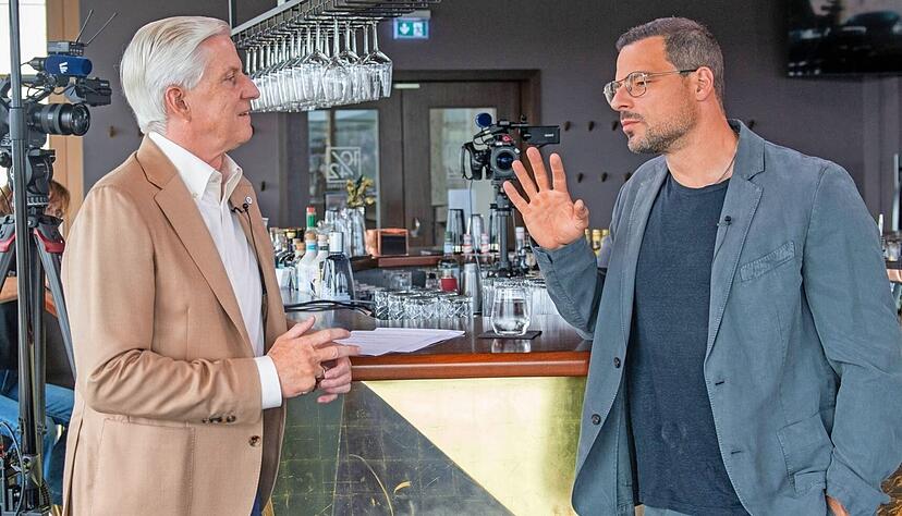 Bühne oder TV – was ist reizvoller? Schauspieler Tobias Licht (rechts), Jedermann bei den Freilichtspielen Schwäbisch Hall, stellt sich den Fragen von Uwe Ralf Heer beim Live-Talk von Stimme.tv in der Skybar im Heilbronner Parkhotel. Bühne oder TV – was ist reizvoller? Schauspieler Tobias Licht (rechts), Jedermann bei den Freilichtspielen Schwäbisch Hall, stellt sich den Fragen von Uwe Ralf Heer beim Live-Talk von Stimme.tv in der Skybar im Heilbronner Parkhotel.