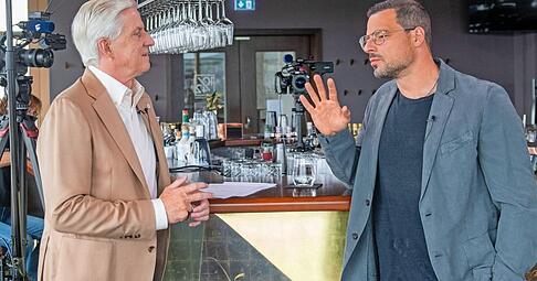 Bühne oder TV – was ist reizvoller? Schauspieler Tobias Licht (rechts), Jedermann bei den Freilichtspielen Schwäbisch Hall, stellt sich den Fragen von Uwe Ralf Heer beim Live-Talk von Stimme.tv in der Skybar im Heilbronner Parkhotel.