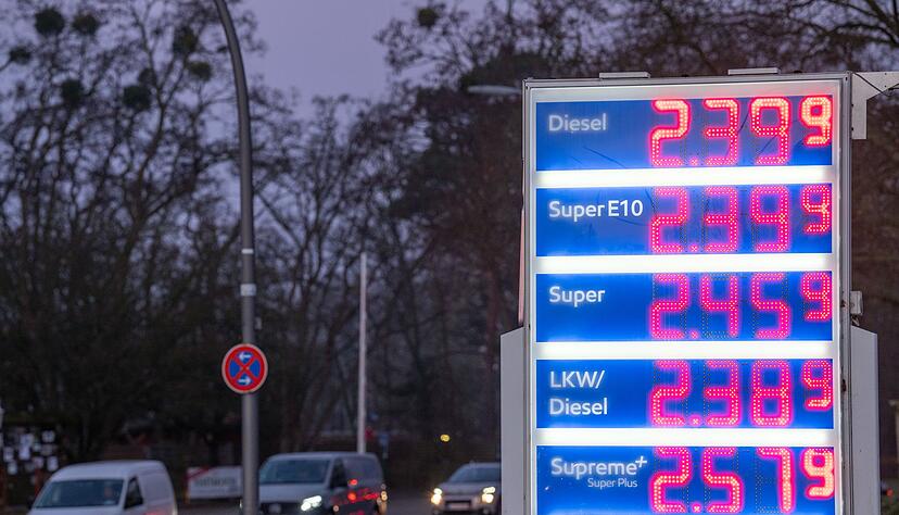 Die Benzinpreise sind am Mittwochmorgen noch einmal deutlich gestiegen - wenn auch nicht &uuml;berall so stark wie an dieser Tankstelle in Berlin.