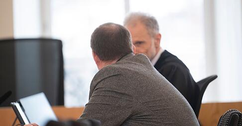 Der Angeklagte hatte sich bereits am ersten Prozesstag &uuml;ber seinen Anwalt an die Angeh&ouml;rigen der Opfer gewandt. (Archivbild)