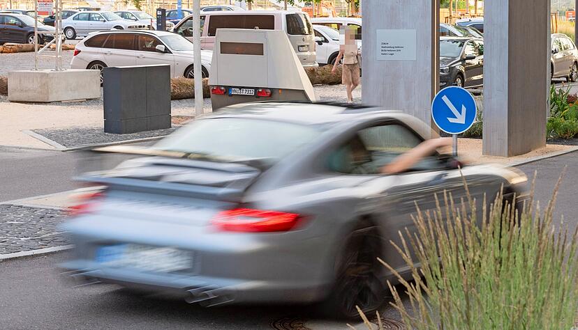In der Paula-Fuchs-Allee steht ein mobiler Blitzer. Foto: Mario Berger In der Paula-Fuchs-Allee steht ein mobiler Blitzer. Foto: Mario Berger
