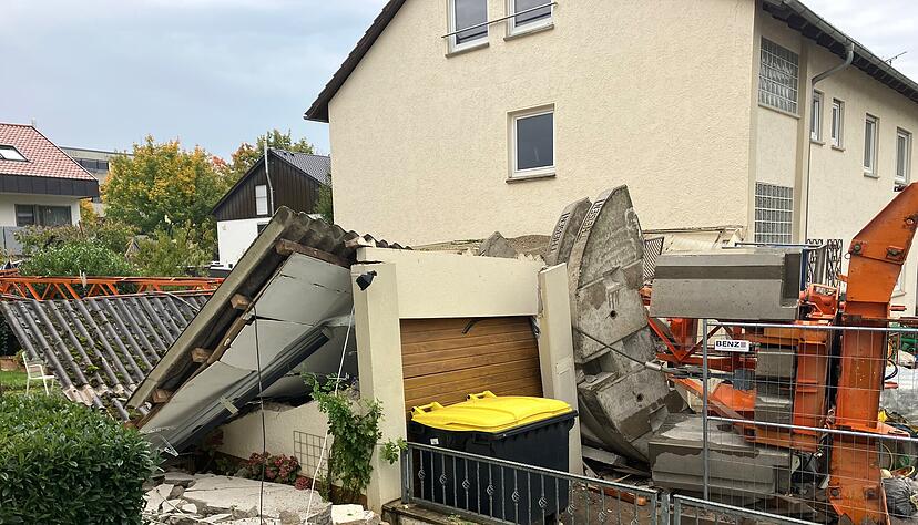 In Heilbronn-Sontheim ist ein Kran auf eine Garage gestürzt. In Heilbronn-Sontheim ist ein Kran auf eine Garage gestürzt.