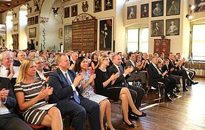 Begeistertes Publikum: Eröffnungskonzert des Kultursommers im Rittersaal Schloss Neuenstein 2018.
Foto: Bettina Hachenberg Begeistertes Publikum: Eröffnungskonzert des Kultursommers im Rittersaal Schloss Neuenstein 2018.
Foto: Bettina Hachenberg