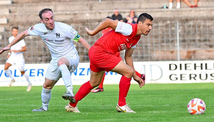 Vorw&auml;rtsgang an: Marc Zengerle (rechts) liefert als Sechser konstant gute Leistungen ab und muss sein Team am Samstag mitrei&szlig;en.
Foto: Klaus Kr&uuml;ger
