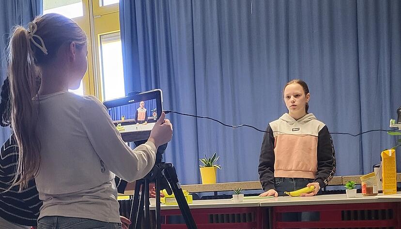 Die Sch&uuml;lerinnen zeigen in ihrem Erkl&auml;rvideo, wie ein Smoothie zubereitet wird.