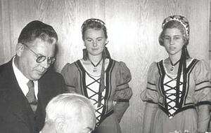 1953: Oberb&uuml;rgermeister Paul Meyle und K&auml;thchen beobachten Bundespr&auml;sident Heuss beim Eintrag in das Goldene Buch der Stadt Heilbronn.