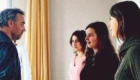 Die W&uuml;rttemberger Weinhoheiten Cathrin Bihlmayer, Mirjam Kleinknecht und Juliane Heege trainieren mit Regisseur Michael Miensopust.Foto: Gerhard Schwinghammer