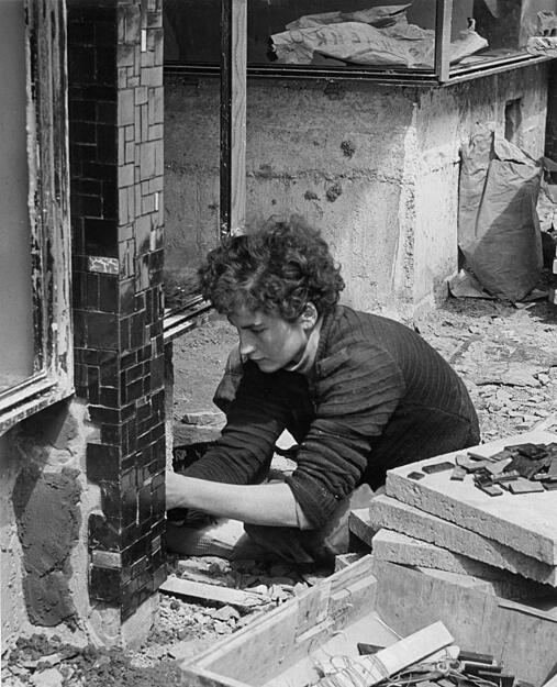 1954: Bevor die Passage er&ouml;ffnet werden kann, gibt es noch viele Arbeiten zu erledigen. In Erinnerung an den einstigen Heilbronner Hafenmarkt werden f&uuml;r die Sockel gr&uuml;n glasierte Tonplatten verwendet.