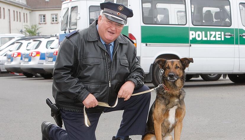 Schauspieler Horst Krause im Einsatz mit Hund.
