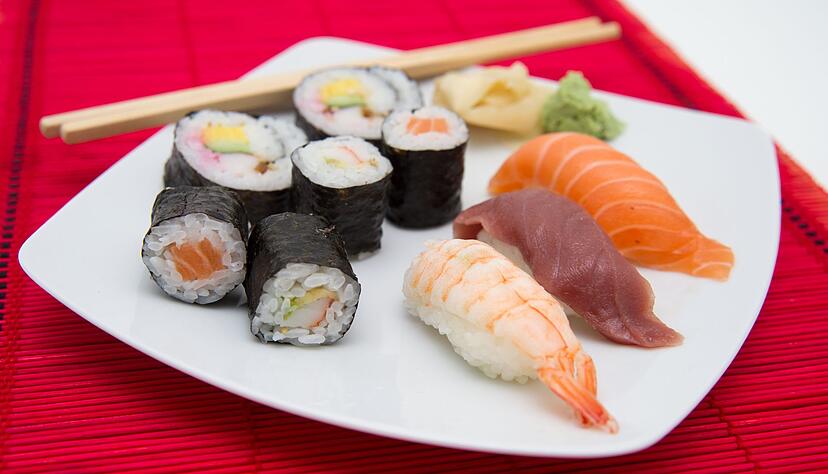 Nicht jeder Fisch darf auf den Sushi-Teller: Damit Fisch roh verzehrt werden kann, sollte er bestimmte Kriterien erfüllen. Nicht jeder Fisch darf auf den Sushi-Teller: Damit Fisch roh verzehrt werden kann, sollte er bestimmte Kriterien erfüllen.