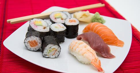 Nicht jeder Fisch darf auf den Sushi-Teller: Damit Fisch roh verzehrt werden kann, sollte er bestimmte Kriterien erfüllen.