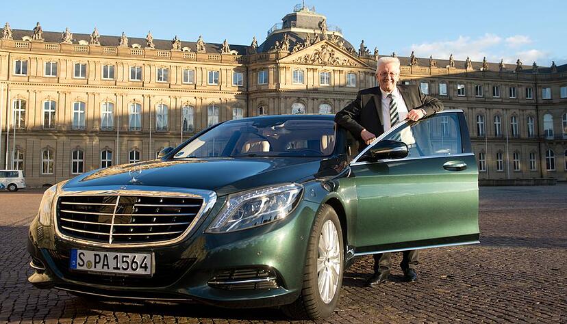 Ministerpräsident Winfried Kretschmann neben seinem neuen Dienstwagen. Foto: Sebastian Kahnert/dpa