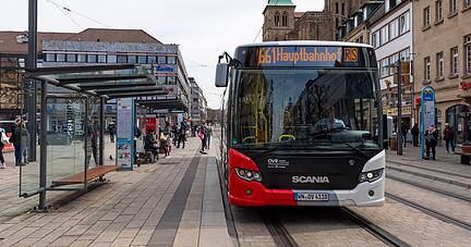 Wenig Andrang an den Haltestellen: Die Fahrgastzahlen in Bus und Bahn sind in Corona-Zeiten deutlich zurückgegangen. Kehrt sich der Trend bald wieder um?
Foto: Mario Berger