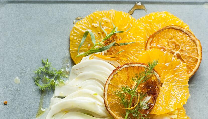 Wie ein perfektes &laquo;Ehepaar&raquo;: hauchd&uuml;nn geschnittener Fenchel matcht mit Orangen-Scheiben.