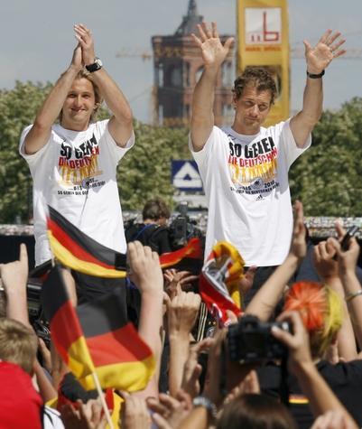 Die Torhüter der deutschen Fußball-Nationalmannschaft, Rene Adler (links) und Jens Lehmann, bedanken sich am 30.06.2008 auf der Fanmeile vor dem Brandenburger Tor in Berlin bei den Fans. Nationaltorhüter Jens Lehmann beendete seine Karriere nach dem verlorenen EM-Finale gegen Spanien.