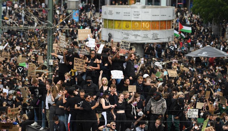 Rund 15.000 Menschen demonstrierten auf dem Alexanderplatz in Berlin.