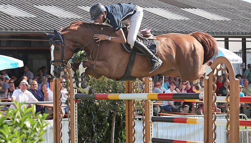 Es war einmal, in der Vor-Corona-Zeit: Der Bulgare Konstantin Eduard van Damme fliegt am 30. Juni 2019 auf Chazino zum Sieg im Großen Preis von Ilsfeld.
Foto: Archiv/Veigel Es war einmal, in der Vor-Corona-Zeit: Der Bulgare Konstantin Eduard van Damme fliegt am 30. Juni 2019 auf Chazino zum Sieg im Großen Preis von Ilsfeld.
Foto: Archiv/Veigel