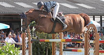 Es war einmal, in der Vor-Corona-Zeit: Der Bulgare Konstantin Eduard van Damme fliegt am 30. Juni 2019 auf Chazino zum Sieg im Großen Preis von Ilsfeld.
Foto: Archiv/Veigel Es war einmal, in der Vor-Corona-Zeit: Der Bulgare Konstantin Eduard van Damme fliegt am 30. Juni 2019 auf Chazino zum Sieg im Großen Preis von Ilsfeld.
Foto: Archiv/Veigel