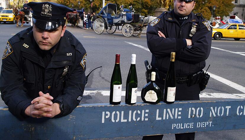 Ein Bild mit Symbolcharakter: US-Pr&auml;sident Donald Trump droht, die H&uuml;rden f&uuml;r Weinexporte aus Europa enorm zu erh&ouml;hen.