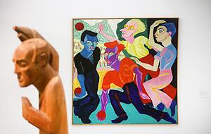 Paul Camenisch, "Bocciaspieler", 1927, links: Hermann Scherer, "Der Redner", 1926, Pappelholz.