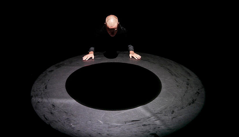 Warum wir lieber nach den Sternen greifen als ins Dunkle eines Lochs: One-Man-Show &bdquo;Untiefe&ldquo; mit Jan Jedenak in der Boxx des Heilbronner Theaters.