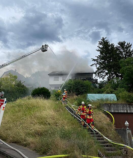Rauch steigt in Löwenstein-Reisach auf: Der Dachstuhl eines Hauses brennt. Rauch steigt in Löwenstein-Reisach auf: Der Dachstuhl eines Hauses brennt.