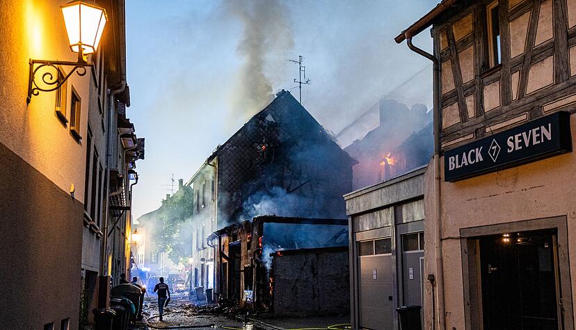 Der Schaden dürfte nach ersten Einschätzungen der Feuerwehr in die Millionen gehen. Der Schaden dürfte nach ersten Einschätzungen der Feuerwehr in die Millionen gehen.
