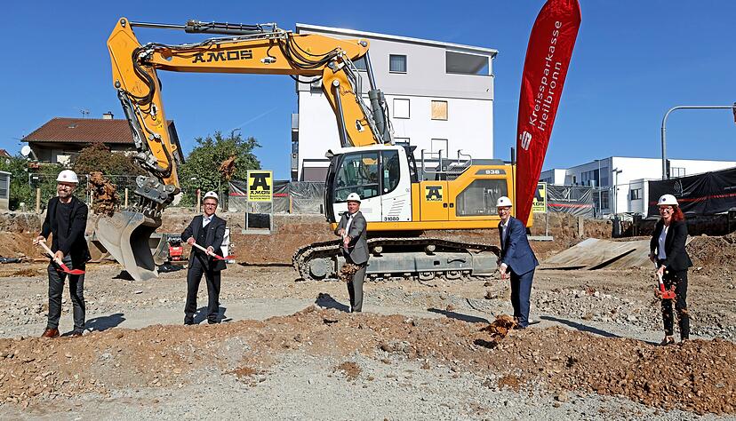 Den Spatenstich vollzogen Architekt Steffen Wahl (von links), Vorstand Bernhard Steck, B&uuml;rgermeister Timo Frey, Vorstand Marcus N&auml;hser und Tanja Dreifeld (Bau- und Geb&auml;udemanagement).
Foto: Ralf Seidel