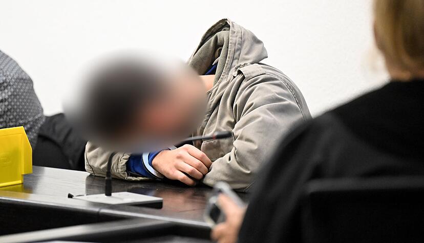 Alle drei Angeklagten haben die Tat inzwischen eingeräumt, sie sprechen aber von Notwehr im Gerangel.(Archivbild) Alle drei Angeklagten haben die Tat inzwischen eingeräumt, sie sprechen aber von Notwehr im Gerangel.(Archivbild)