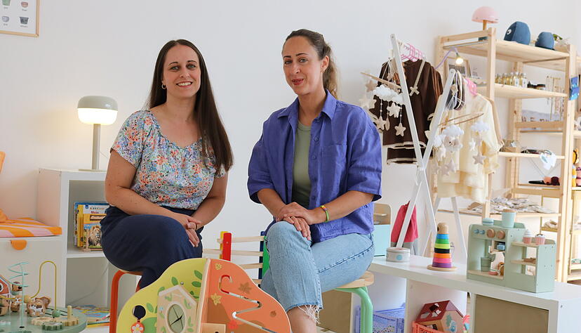 Yagmur Kapik-Selek (rechts) und Meral Sert betreiben den neuen Family Concept Store in der Innsbrucker Stra&szlig;e.