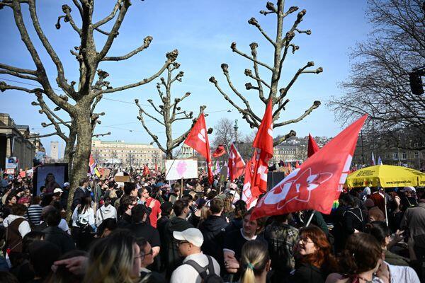 Auf dem Schlossplatz nehmen zahlreiche Menschen an einer Versammlung teil, zu der das Aktionsb&uuml;ndnis 8. M&auml;rz aufgerufen hat.