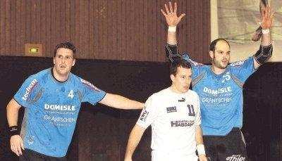 Die Gegner im Blick, immer zum Eingreifen bereit: Lars Vollert (links) und Holger Bantel sind die zwei Pflöcke im Abwehrzentrum des TSV Weinsberg. Sie leisten unauffällige, aber effektive Arbeit. Foto: Alexander Bertok Die Gegner im Blick, immer zum Eingreifen bereit: Lars Vollert (links) und Holger Bantel sind die zwei Pflöcke im Abwehrzentrum des TSV Weinsberg. Sie leisten unauffällige, aber effektive Arbeit. Foto: Alexander Bertok