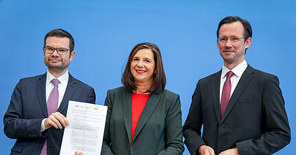 Dirk Wiese (r), stellvertretender SPD-Fraktionsvorsitzender, Katrin Göring-Eckardt (M), Fraktionsvorsitzende von Bündnis 90/Die Grünen, und Marco Buschmann, Erster Parlamentarischer Geschäftsführer der FDP-Bundestagsfraktion, stellten am Mittwoch die Corona-Strategie für den Winter vor. Foto: dpa Dirk Wiese (r), stellvertretender SPD-Fraktionsvorsitzender, Katrin Göring-Eckardt (M), Fraktionsvorsitzende von Bündnis 90/Die Grünen, und Marco Buschmann, Erster Parlamentarischer Geschäftsführer der FDP-Bundestagsfraktion, stellten am Mittwoch die Corona-Strategie für den Winter vor. Foto: dpa