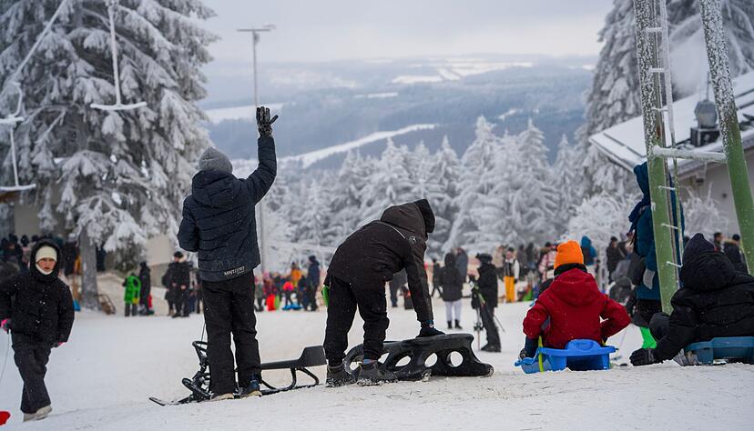 Wintersportler wie hier auf der Wasserkuppe in Hessen k&ouml;nnen sich freuen - es bleibt vorerst winterlich kalt in Deutschland.
