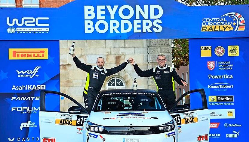 Mit dem vierten Platz konnten René Noller (rechts) und Stephan Schneeweiß im Ziel in Passau bei ihrem Gaststart im ADAC Opel e-Rally Cup sehr gut leben.