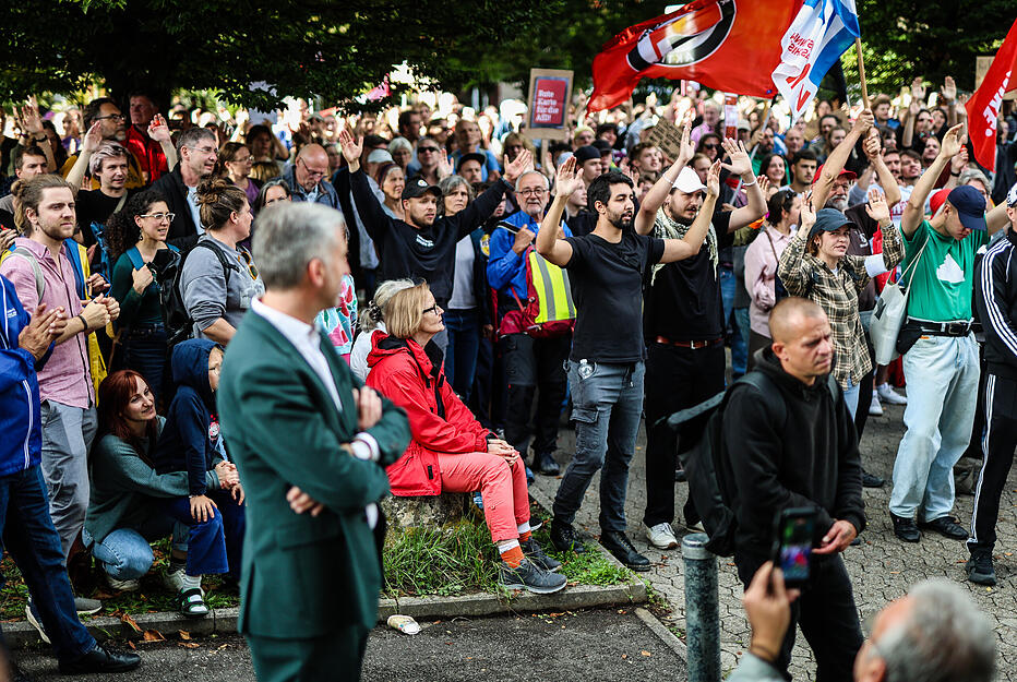 Tübingens Oberbürgermeister Boris Palmer (Parteilos, vorne l) kommt zu seiner Diskussionsrunde mit dem AfD-Landesvorsitzendem Frohnmaier zum Austragungsort, der Hermann-Hepper-Halle, vor der eine Demonstration der Linken gegen die AfD stattfindet.
