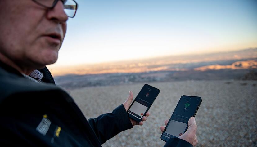 Bullitt-Mitbegr&uuml;nder Collin Batt zeigt zwei der von Bullitt hergestellten Motorola Defy Telefone mit Satellitenfunk.