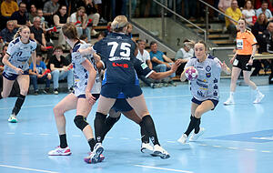 Neckarsulms Sommer-Neuzugang Sinah Hagen (rechts) zog die F&auml;den im Buxtehuder Angriffsspiel, &auml;rgerte sich aber &uuml;ber die Niederlage.