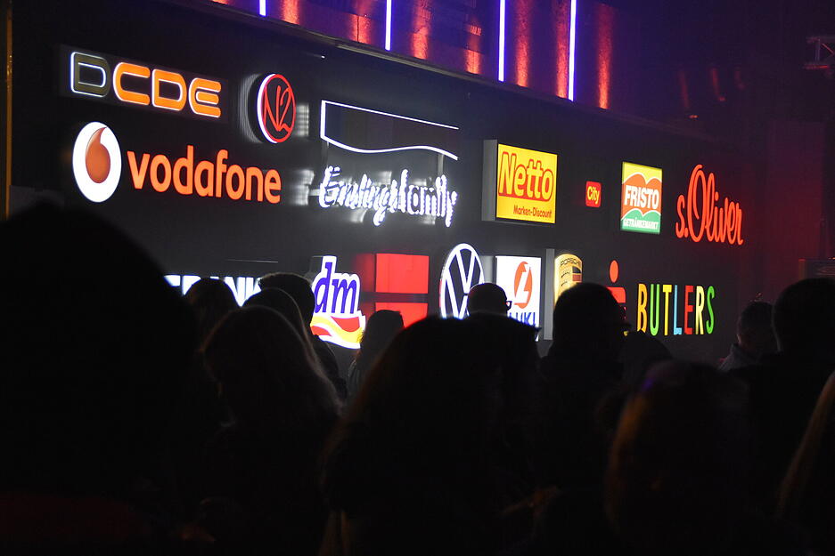 Bei Luki Lichttechnik ist nicht nur die Rockband Good News die Attraktion, sondern die werkseigene Illumination. Bei Luki Lichttechnik ist nicht nur die Rockband Good News die Attraktion, sondern die werkseigene Illumination.
