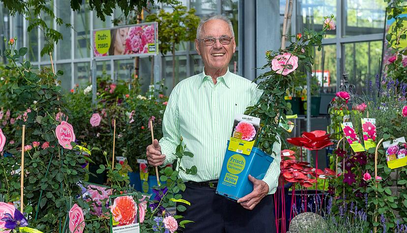 Klaus K&ouml;lle inmitten seiner geliebten Rosen hat gut lachen: Der mittelst&auml;ndische Unternehmer feiert heute bei guter Gesundheit seinen 85. Geburtstag.
Foto: Mario Berger