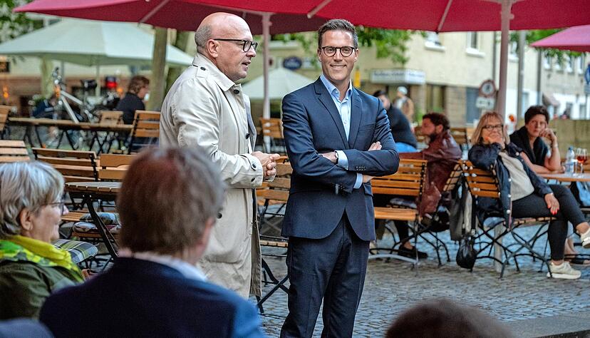 Das Wetter h&auml;tte beim Sommerfest der CDU Heilbronn besser sein k&ouml;nnen. Alexander Throm (links) und Manuel Hagel machten das Beste daraus.