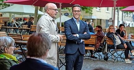Das Wetter h&auml;tte beim Sommerfest der CDU Heilbronn besser sein k&ouml;nnen. Alexander Throm (links) und Manuel Hagel machten das Beste daraus.
Foto: Andreas Hackel