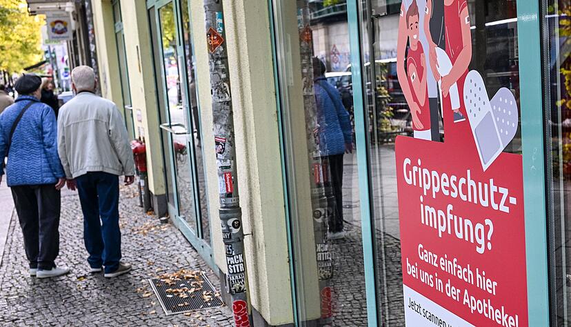 Mit der Grippe- kann man sich auch gleichzeitig die Corona-Impfung verabreichen lassen. (Archivbild)
