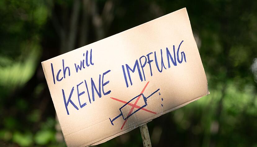 In der Corona-Krise gingen Impfgegner auch auf die Stra&szlig;e. In sozialen Netzwerken sind sie nach wie vor aktiv. (Archivfoto)