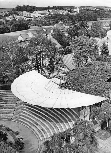 Über dem Mittelblock mit 400 Sitzplätzen wird  im Neuenstadter Schlossgraben ab 1972 ein Riesenschirm gespannt. Er schützt vor Regen und allzu viel Sonnenschein. Vorbild für den Schirm waren die Flügel des Schneiders von Ulm in der Vorstellung von 1966.