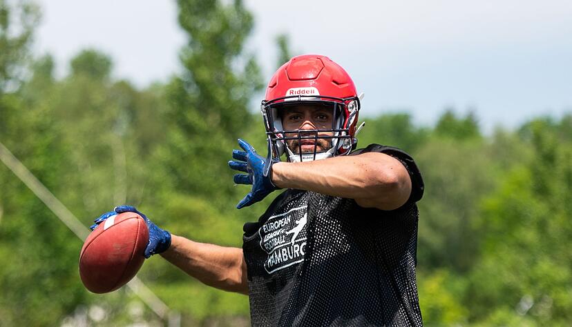 Beendet seine Football-Karriere: Kasim Edebali. Beendet seine Football-Karriere: Kasim Edebali.