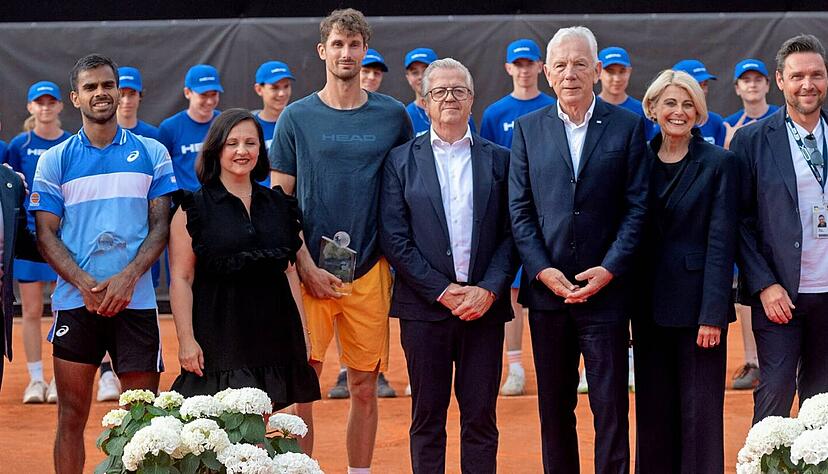 Die drei Veranstalter des Neckar-Cups, umringt bei der Einzel-Siegerehrung am Sonntagabend: Metehan Cebeci (Zweiter von links), Mine Cebeci (Vierte v. l.) und Tom Bucher (Sechster v. l.). Die drei Veranstalter des Neckar-Cups, umringt bei der Einzel-Siegerehrung am Sonntagabend: Metehan Cebeci (Zweiter von links), Mine Cebeci (Vierte v. l.) und Tom Bucher (Sechster v. l.).