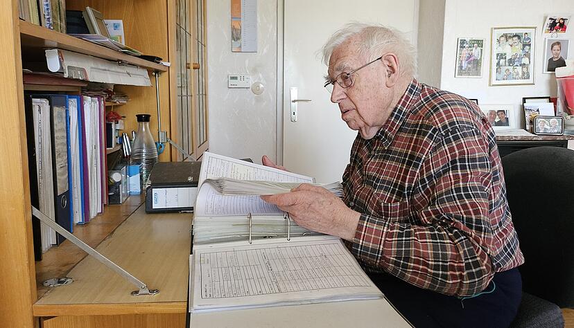 Ahnenforscher Kuno Krieger an seinem Arbeitsplatz: Täglich forscht er zwei bis drei Stunden in der Vergangenheit. Ahnenforscher Kuno Krieger an seinem Arbeitsplatz: Täglich forscht er zwei bis drei Stunden in der Vergangenheit.