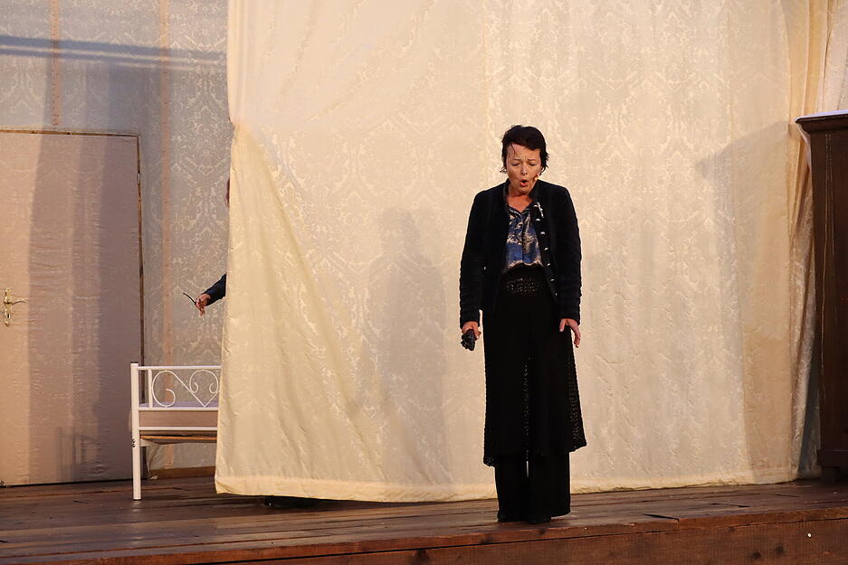 Jacqueline Sefranek als die Gräfin überzeugt mit ihren Arien. Jacqueline Sefranek als die Gräfin überzeugt mit ihren Arien.