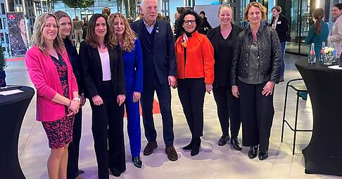 F&uuml;hrungsfrauen und Diskutanten (von links): Mariella Gomez, Elena Krause-S&ouml;hner, Kathrin Czichowsky, Margareta J&auml;ger, Harry Mergel, B&auml;rbel Renner, Caroline Eggers und Susanne Villinger.